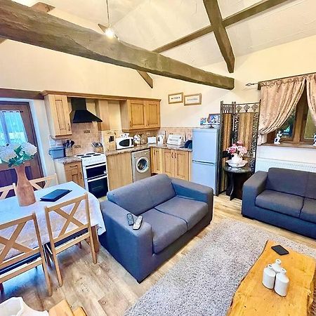 Villa Stone Built Barn In A Beautiful Rural Setting Llangwm-Isaf Esterno foto