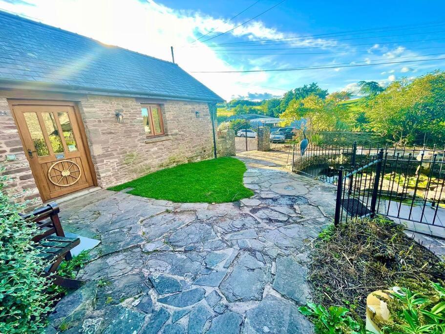 Villa Stone Built Barn In A Beautiful Rural Setting Llangwm-Isaf Esterno foto