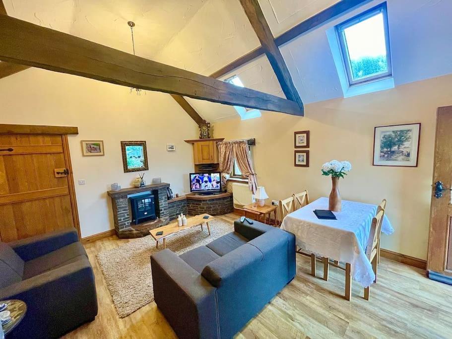 Villa Stone Built Barn In A Beautiful Rural Setting Llangwm-Isaf Esterno foto