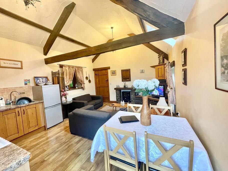 Villa Stone Built Barn In A Beautiful Rural Setting Llangwm-Isaf Esterno foto