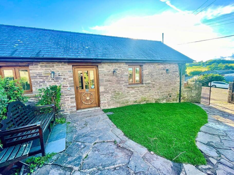 Villa Stone Built Barn In A Beautiful Rural Setting Llangwm-Isaf Esterno foto