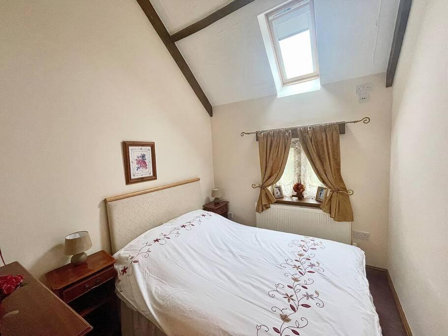 Villa Stone Built Barn In A Beautiful Rural Setting Llangwm-Isaf Esterno foto